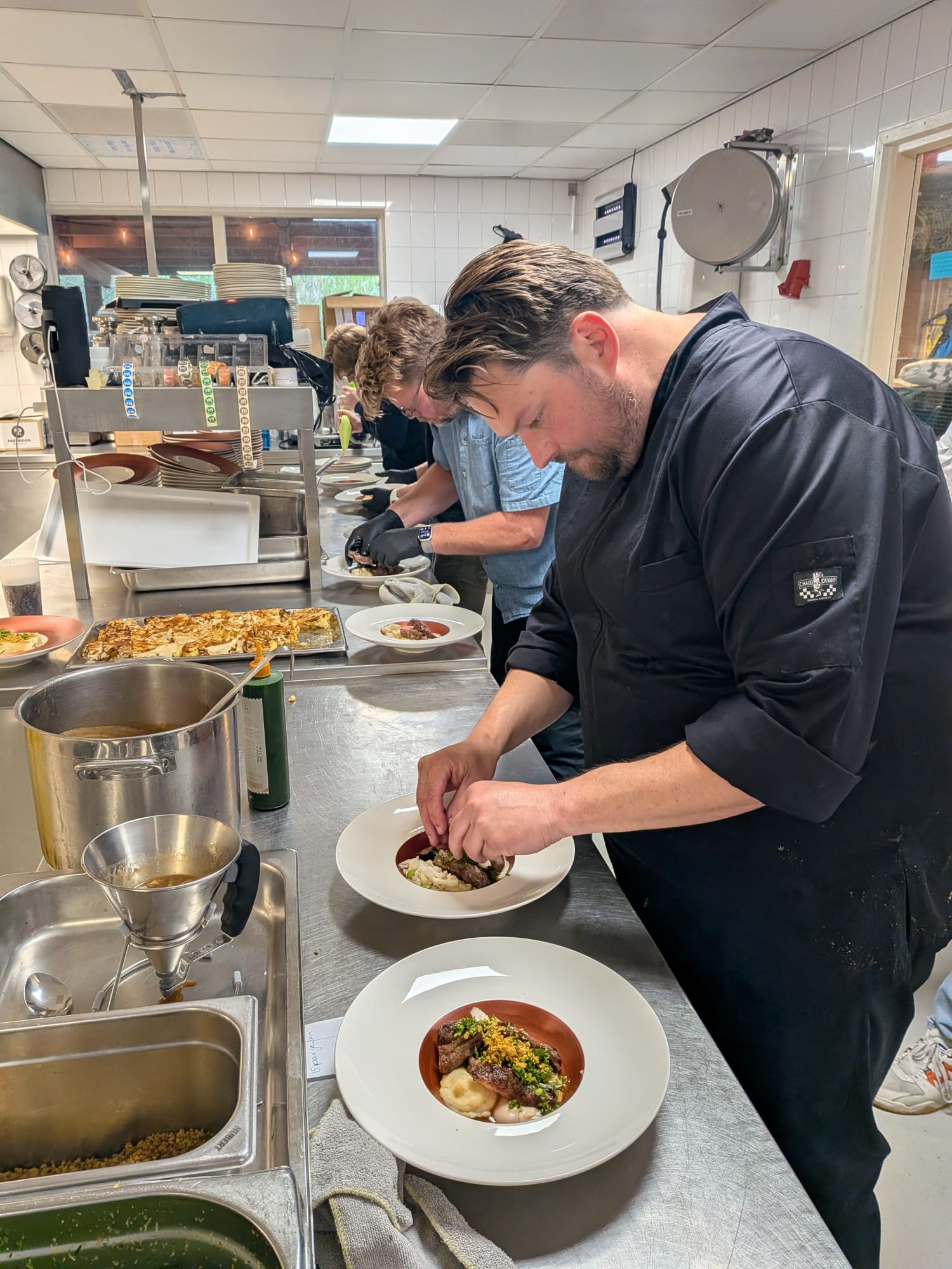 Chef plateert haute-cuisine gerecht op locatie op Vlieland