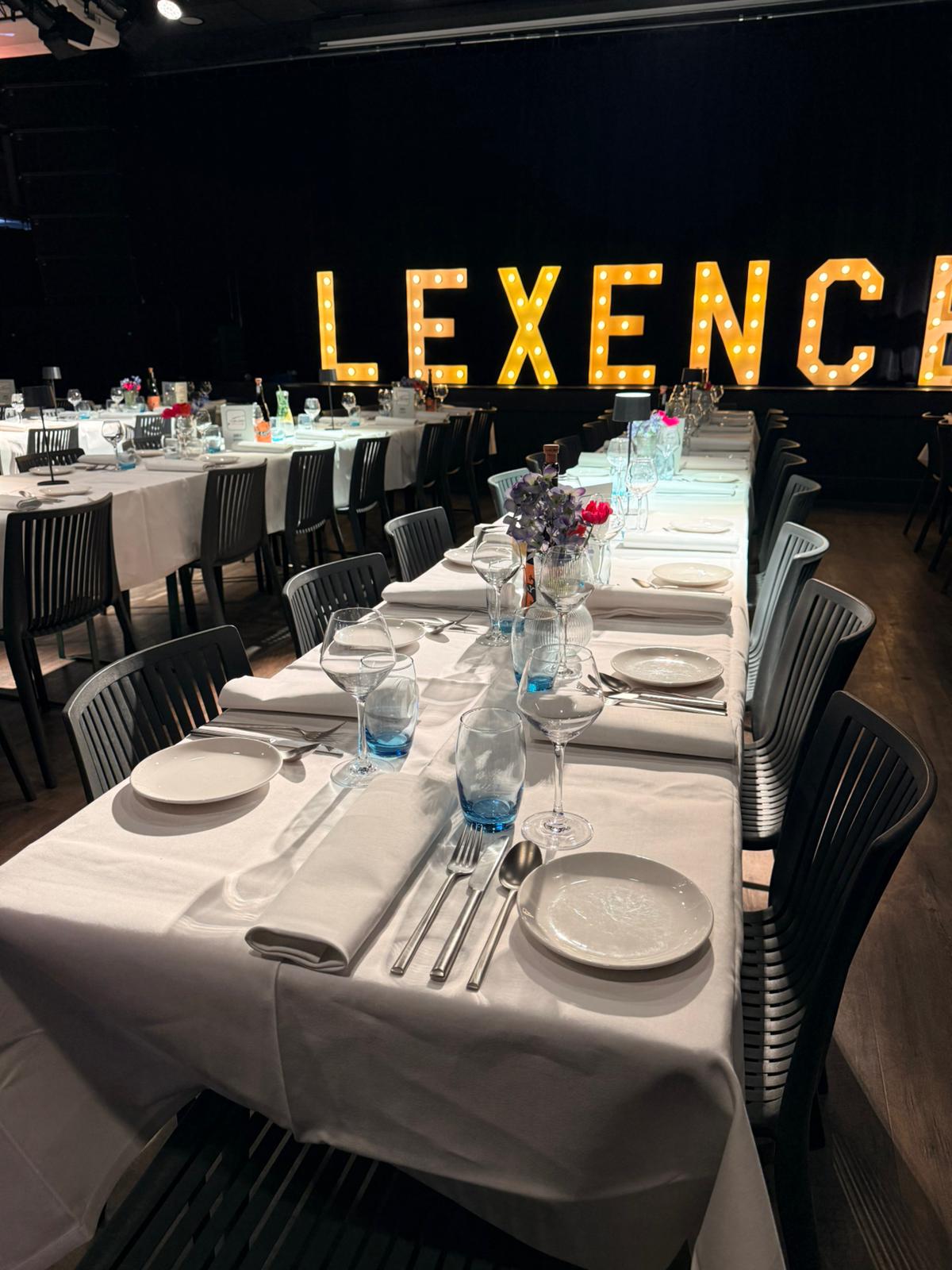 Stijlvol gedekte tafel voor een privédiner op Vlieland